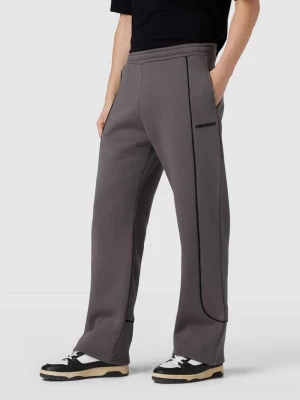 Spodnie dresowe z paskami w kontrastowym kolorze REVIEW