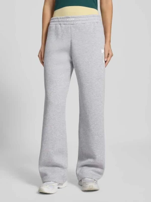 Spodnie dresowe z szeroką nogawką i detalem z logo REVIEW