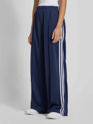 Spodnie dresowe z szeroką nogawką i wyhaftowanym logo model ‘FIREBIRD’ adidas Originals