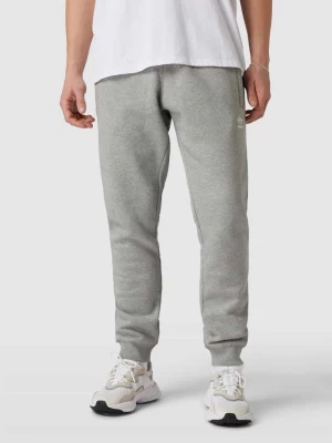 Spodnie dresowe z wyhaftowanym logo model ‘ESSENTIALS’ adidas Originals