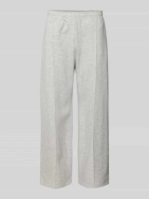 Spodnie dresowe z zaszewką i emblematem w stylu college REVIEW