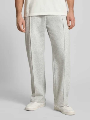 Spodnie dresowe z zaszewką i emblematem w stylu college REVIEW