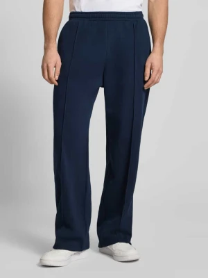 Spodnie dresowe z zaszewką i emblematem w stylu college REVIEW