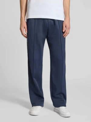 Spodnie dresowe z zaszewką,  naszytym pasem i wyhaftowanym logo REVIEW