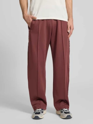 Spodnie dresowe z zaszewką,  naszytym pasem i wyhaftowanym logo REVIEW