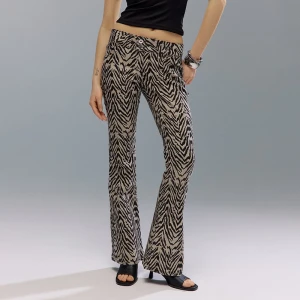Spodnie dzwony low waist we wzór zebry House