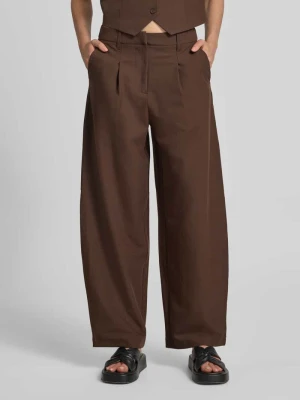 Spodnie garniturowe o kroju slim fit z dodatkiem wiskozy model 'BOSELLA' Pieces Ciemnobrązowy