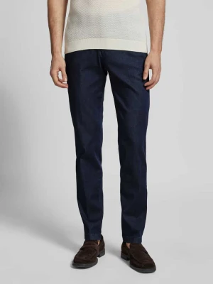Spodnie jeansowe o kroju slim fit ze szlufkami na pasek hiltl