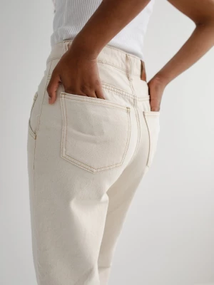 Spodnie jeansowe typu mom fit w kolorze BEIGE JEANS - JUST-M Marsala