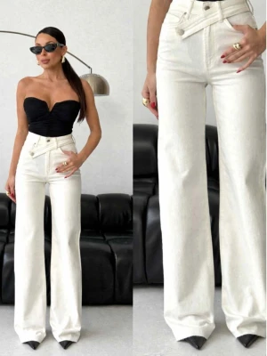 Spodnie jeansy z asymetrycznym pasem HASSIE - białe  magmac 