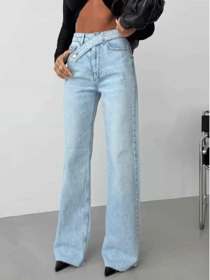 Spodnie jeansy z asymetrycznym pasem HASSIE - jasny jeans  magmac 