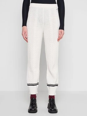 Spodnie materiałowe Armani Exchange