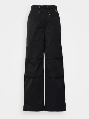 Spodnie materiałowe Calvin Klein Jeans