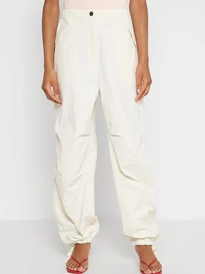 Spodnie materiałowe Calvin Klein Jeans