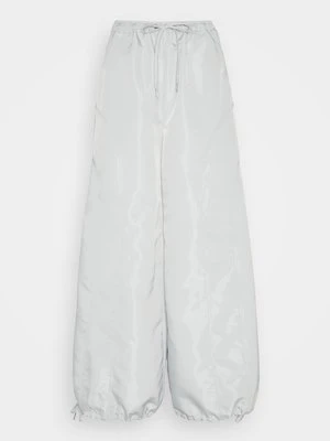 Spodnie materiałowe Gestuz