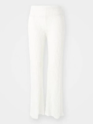 Spodnie materiałowe Gina Tricot