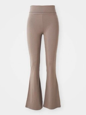 Spodnie materiałowe Gina Tricot