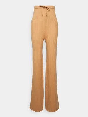 Spodnie materiałowe Glamorous Tall