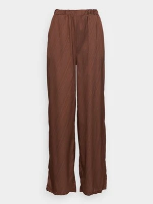 Spodnie materiałowe In The Style