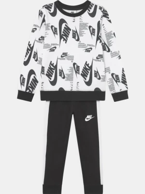 Spodnie materiałowe Nike czarny