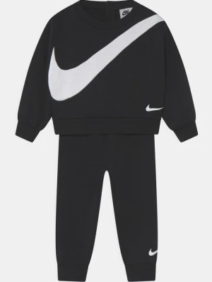 Spodnie materiałowe Nike czarny