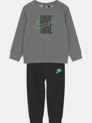 Spodnie materiałowe Nike czarny