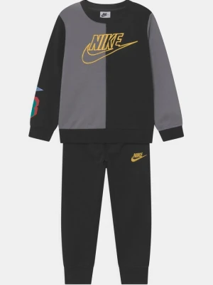 Spodnie materiałowe Nike czarny