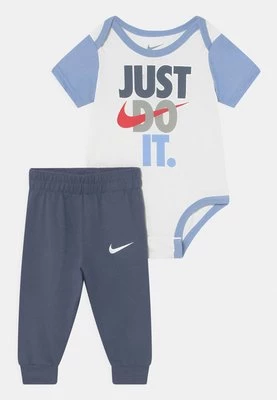 Spodnie materiałowe Nike Sportswear