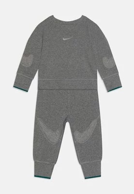 Spodnie materiałowe Nike Sportswear