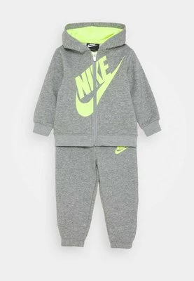 Spodnie materiałowe Nike Sportswear