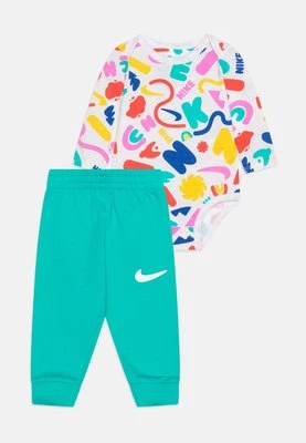 Spodnie materiałowe Nike Sportswear