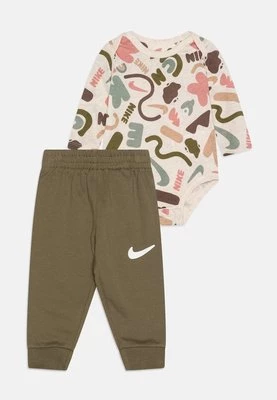 Spodnie materiałowe Nike Sportswear