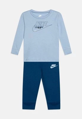 Spodnie materiałowe Nike Sportswear