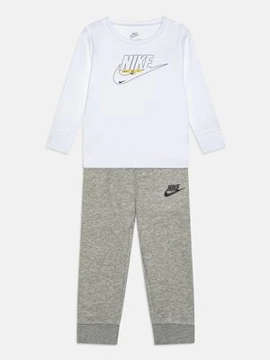 Spodnie materiałowe Nike Sportswear