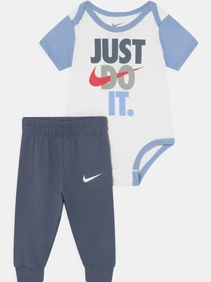 Spodnie materiałowe Nike Sportswear