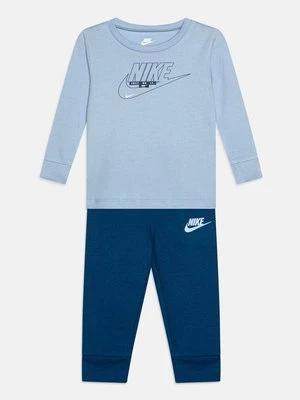 Spodnie materiałowe Nike Sportswear