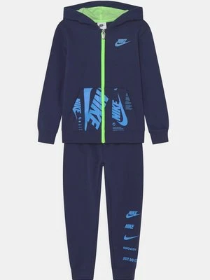 Spodnie materiałowe Nike Sportswear