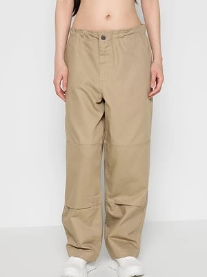 Spodnie materiałowe Nike Sportswear