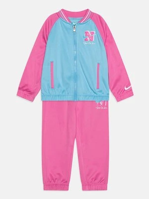 Spodnie materiałowe Nike Sportswear