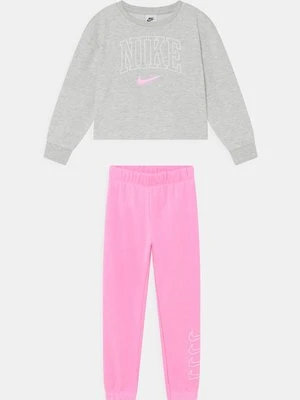 Spodnie materiałowe Nike Sportswear