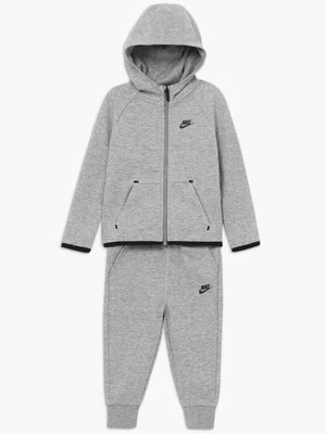 Spodnie materiałowe Nike Sportswear