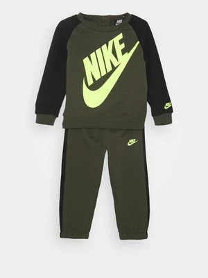 Spodnie materiałowe Nike Sportswear