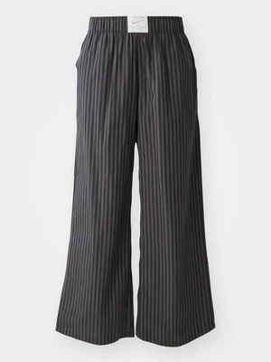 Spodnie materiałowe Nike Sportswear