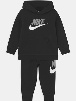Spodnie materiałowe Nike Sportswear