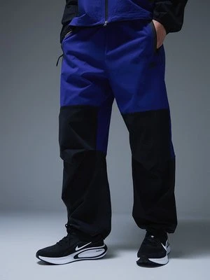 Spodnie materiałowe Nike Sportswear