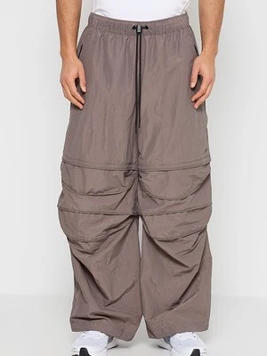 Spodnie materiałowe Nike Sportswear