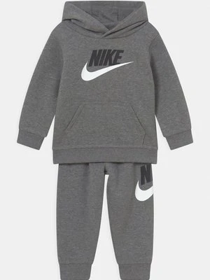 Spodnie materiałowe Nike Sportswear