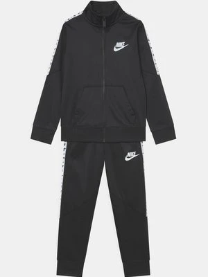 Spodnie materiałowe Nike Sportswear
