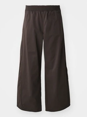 Spodnie materiałowe Nike Sportswear