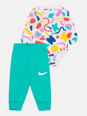 Spodnie materiałowe Nike Sportswear
